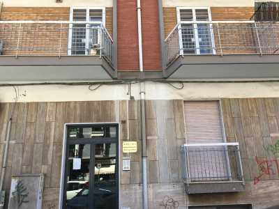 ...quasi �appoggiati� al marciapiede
